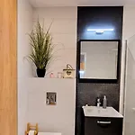 Srebrna Ostoja 65- Atlas Arena, Piotrkowska, Manufaktura, Prywatny Parking Apartment